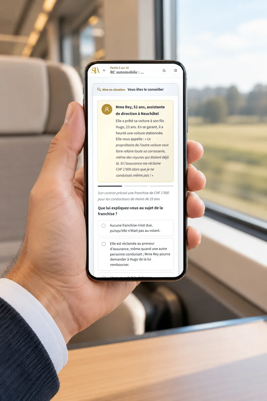 Un téléphone tenu en main dans un train, avec une vraie capture de la plateforme : une mise en situation du cours d’assurance véhicule