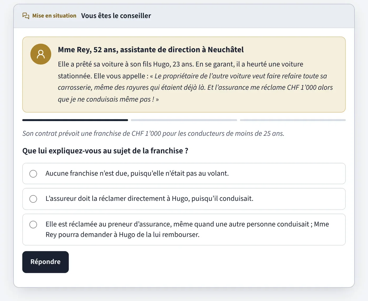 Capture de la plateforme : une mise en situation où une cliente expose un sinistre et l’apprenant choisit l’explication à lui donner